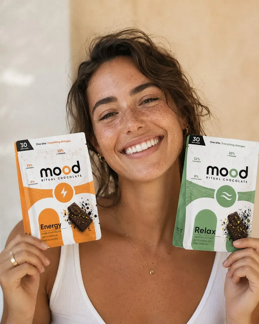 אישה מחזיקה שתי שקיות mood, Energy ו-Relax